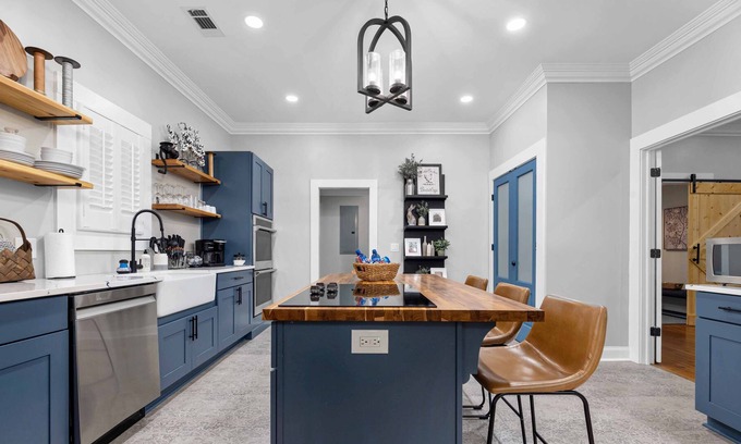 Columbus House | Short walk to Columbus' renowned River Walk & Uptown!