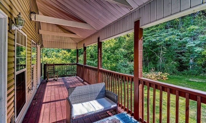 Pigeon Forge Ski Chalet | Short walk to Parkway. 2BR Chalet on Mill Creek