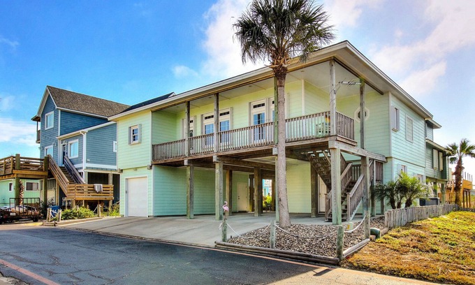 Port Aransas House | Short walk to the beach ~ Spacious house ~ Golf Cart