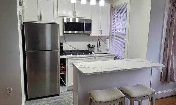 Near Northeast Apartment | Short Walk to Union Station and Supreme Court - Capitol Hill Apt.