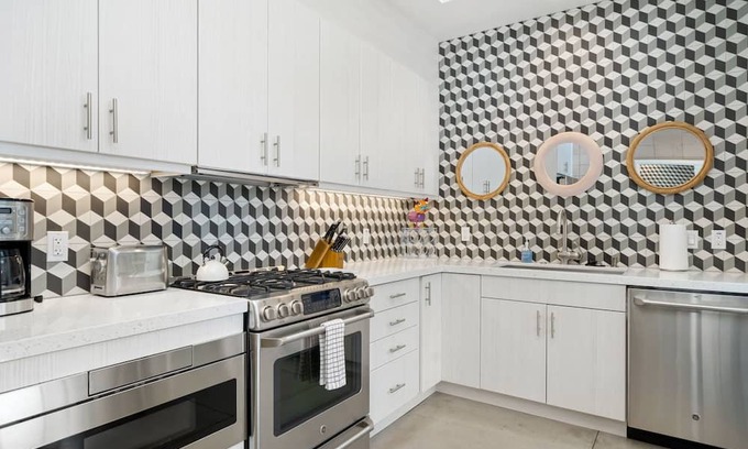 Palm Desert Condo | Showstopper Mid-Century Modern Palm Desert Condo, Walkable To Shops & Eateries!