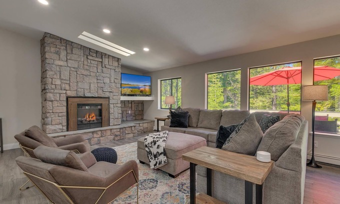 Country Club Estates House | Shuffleboard Table, Golden Tee & Pac Man Arcades, Foosball, Spa + 7mins to Lake – TreeHouse Estate