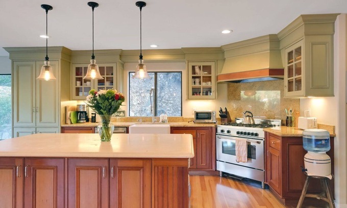 Montecito House | Sierra Skies - 4BR Montecito Retreat w/Hot Tub + Views + Close to Beach + Town
