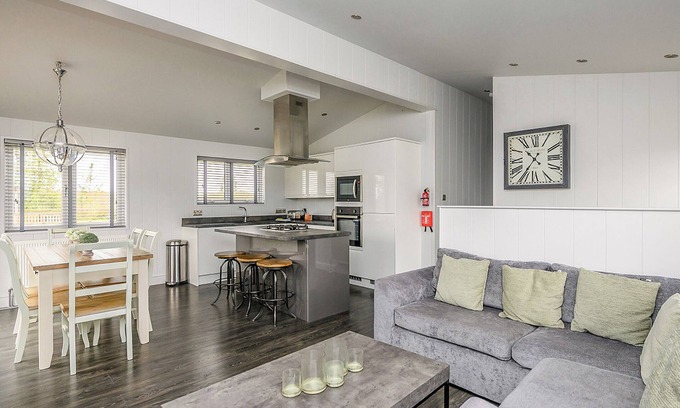 Bury St Edmunds Ski Chalet | Signature Spa Six Pet