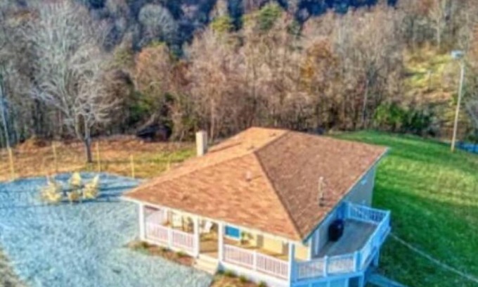 Stanley Cabin | Silox Getaway Hot Tub Movie/Game Room Mtn Views