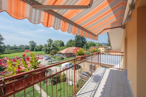 Angera Apartment | Silver Lake Apartment - Happy Rentals