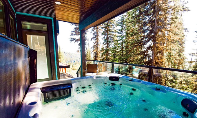 Silver Star Mountain Ski Chalet | Silver Star Paradise, 3 bedrooms, Sleeps 10 with private Hot Tub Ski in/out