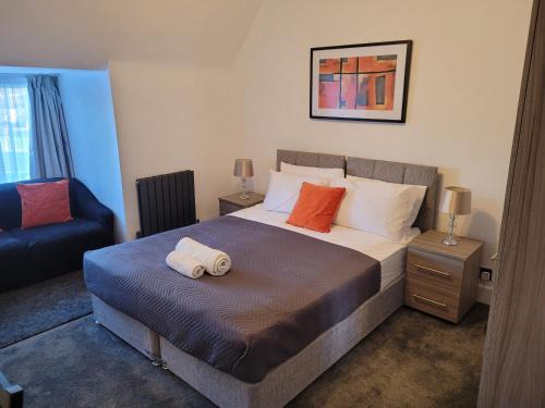 Hemel Hempstead Apartment | Silvertree Lodge - 2 double bed flat with parking