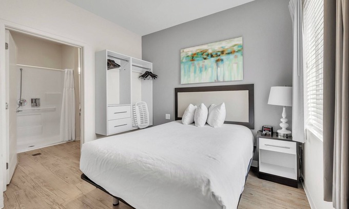 Far North Central Apartment | Simplicity At the Rim 1102 I Comy 3 Bed 2 Bath