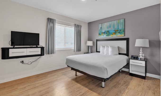 Far North Central Apartment | Simplicity At the Rim 1402 I Comfy 3 Bed 2 Bath