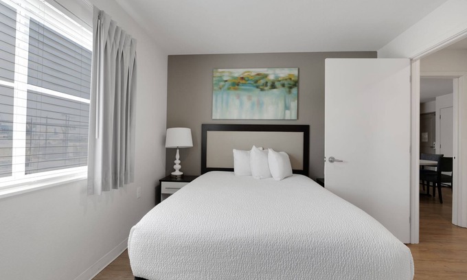 Far North Central Apartment | Simplicity At the Rim 1218 I Comfy 3 Bed 2 Bath