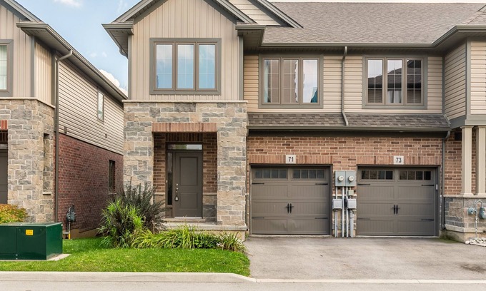 Stoney Creek House | Simply Comfort. 3BR 2.5BA Townhome 1 min to the Beach. BBQ.Parking