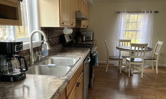North Kingsville Cottage | Single family friendly home minutes from Lake Erie