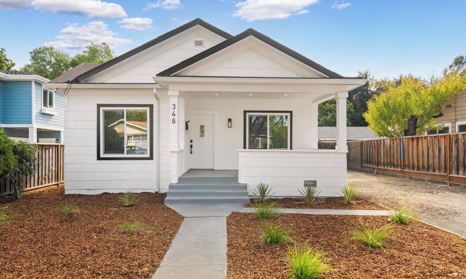 Sunnyvale House | Single Family Home w/3BR & 2BR