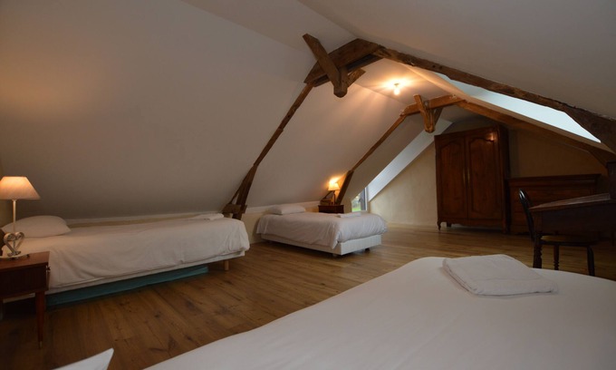 Servon-sur-Vilaine Bed & Breakfast | Single room in Gîte, kitchen and living room.