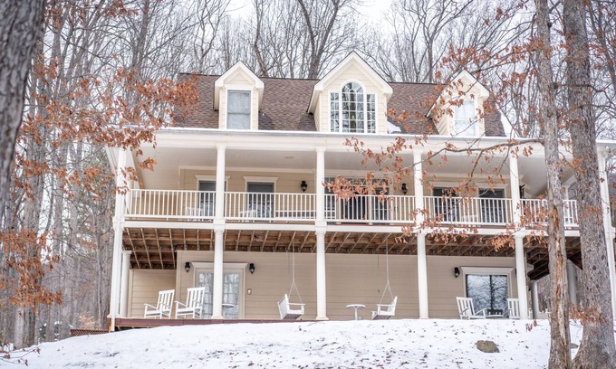 Nellysford House | Sip 'n Ski: Hot Tub Foosball Pool Table Ping Pong