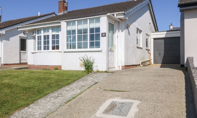 Rhosneigr House | SISIAL-Y-MOR, family friendly, country holiday cottage in Rhosneigr