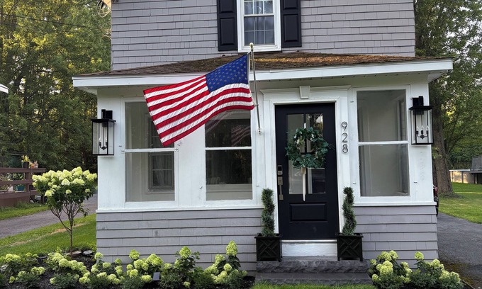 Skaneateles House | Skaneateles Retreat, 1875 Charm- 3 bedrooms 2025 remodel. Walk to the brewery!