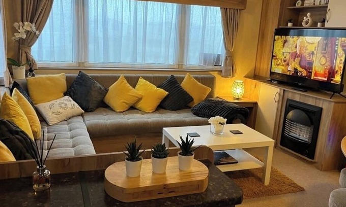 Ingoldmells Cabin | Skegness 3-Bed Caravan, Sleeps 8, 10 mins to Beach