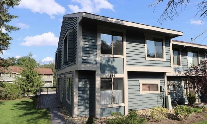 Hidden Valley House | Ski at Hidden Valley or Seven Springs | HUGE Master Suite