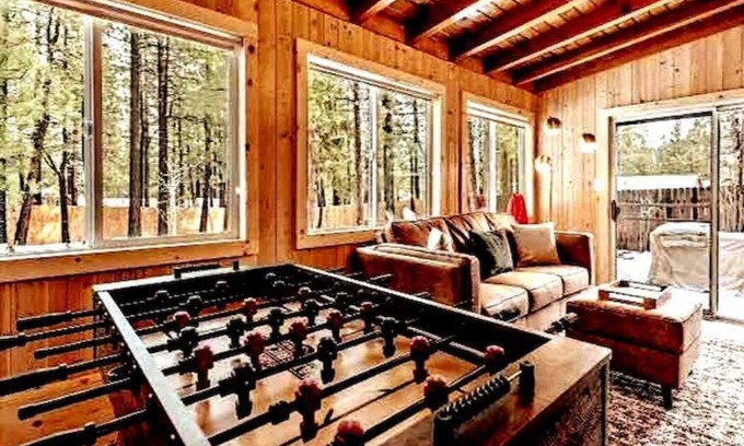 Big Bear Lake Cabin | Ski & Board! Great for Family, Pets, Fire-pit, BBQ & EV Tesla Charger, King Bed