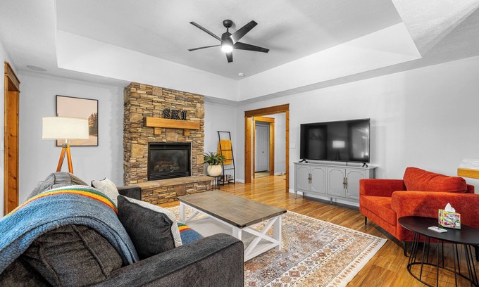 Fir Grove Estates House | Ski Haus- Remodeled- Near Tamarack and Lake Cascade- pet ok