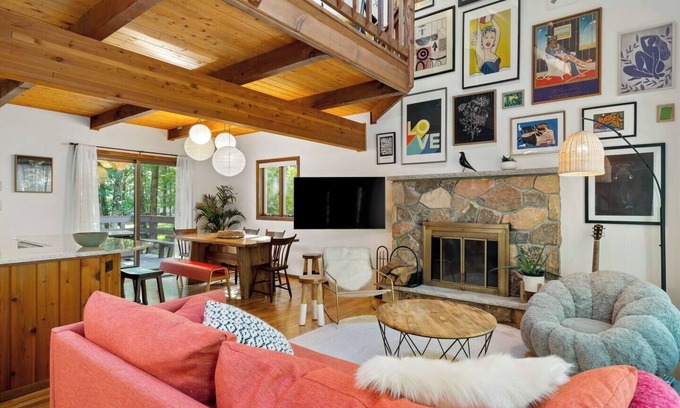 East Stroudsburg House | Ski | Hike | Hot Tub | Firepit | Sauna