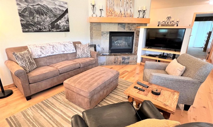Breckenridge Ski Chalet | Ski-In 4 Oclock Run Hot Tub Soak Shop+Eat in Breck