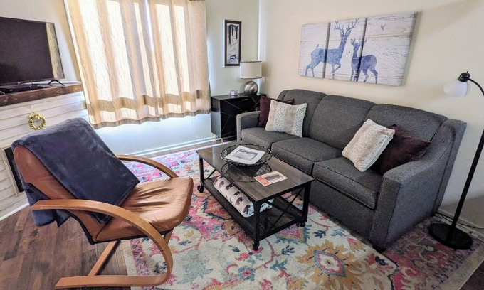 Snowshoe Condo | Ski In/Out 1BR Slopeside Condo at Top of the World, 1 Q bed + 1 Q Sleeper Sofa
