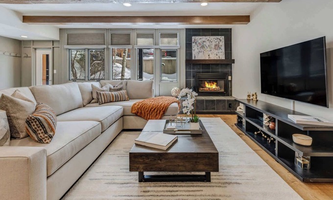 Aspen Apartment | Ski-in/out! 3 BR, 3 BA Aspen Condo w/Hot-tub!