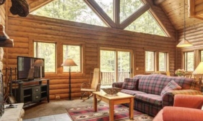 Boyne Falls Cabin | Ski-In, Ski-Out 4 Bedroom Mountain Cabin at Boyne Mountain Resort w/Hot Tub