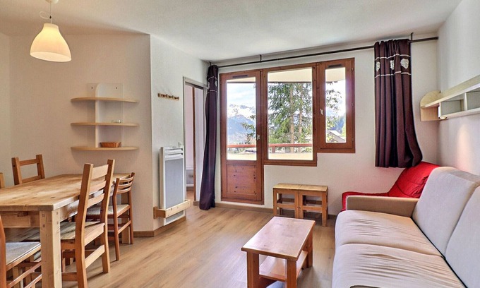 La Perriere Apartment | Ski-in/Ski-out Apartment in La Tania - Sleeps 4, 31m², Balcony, Convenient Location