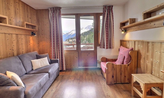 La Perriere Apartment | Ski-In/Ski-Out Apartment in La Tania - Sleeps 4, 31m², Balcony, Ideal Location