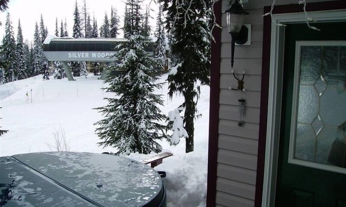 Silver Star Mountain Ski Chalet | Ski In Ski Out At The Top Of The Silverwood Chair
