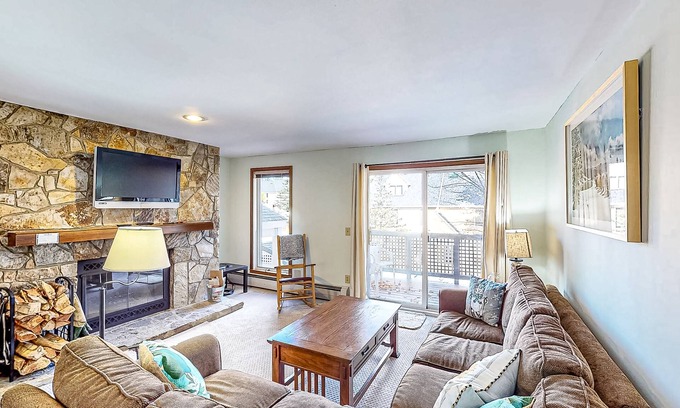 West Dover Condo | Ski-in/ski-out condo with deck, wood-burning fireplace, & community amenities