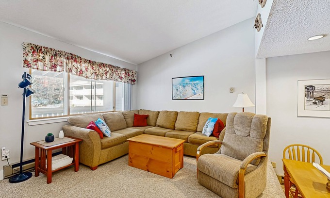 Sunday River Area Condo | Ski-in/ski-out condo with shared pool & hot tub - steps away from ski lift