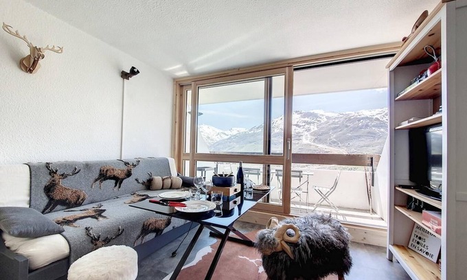 Les Menuires Apartment | Ski-in/ski-out & foot of the slopes, 7th floor, balcony, tv, 36m², Les Menuires