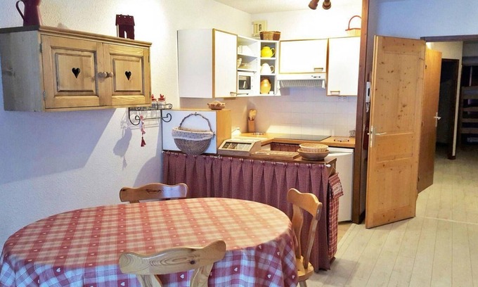 La Perriere Apartment | Ski-in/ski-out & foot of the slopes, 2nd floor, balcony, tv, ski locker, 51m², La Tania