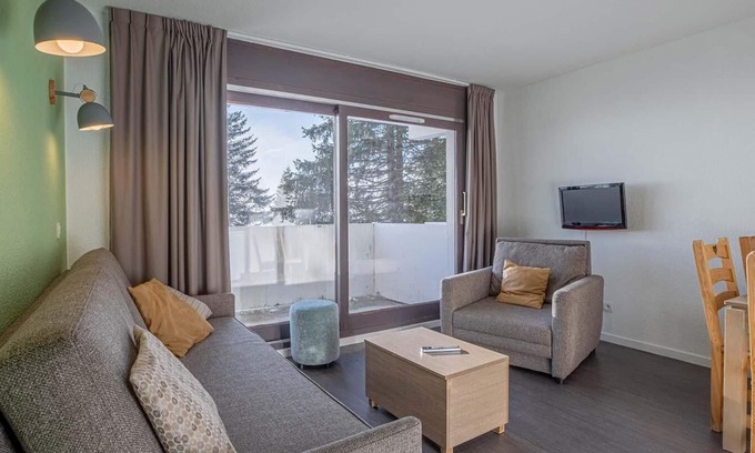 Flaine Apartment | Ski-in/ski-out & foot of the slopes, fitness, swimming pool, sauna, balcony, tv, ski locker, 32-35m²