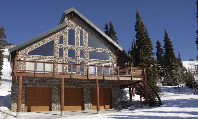 Powder Mountain House | Ski in/ski out mountaintop home with stunning views, sleeps 16!