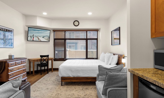Park City Hotel | Ski-in/Ski-Out Room for 4 -Pool, Hot Tub, Fire Pits, and more!