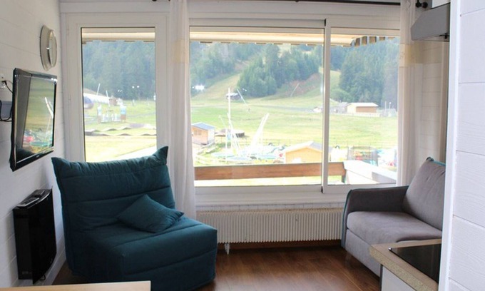 Laveissiere Apartment | Ski-in/Ski-out Studio with Balcony and WiFi in Laveissière