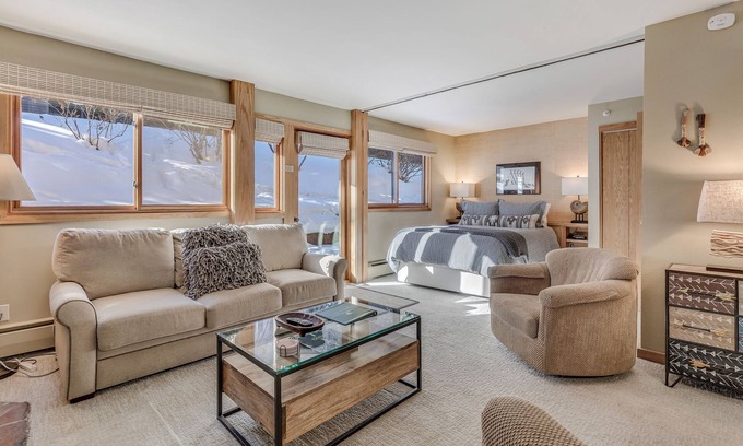 Snowmass Village Condo | 🏔️Ski-In, Ski-Out~Hot Tub~Studio Deluxe 402🏔️