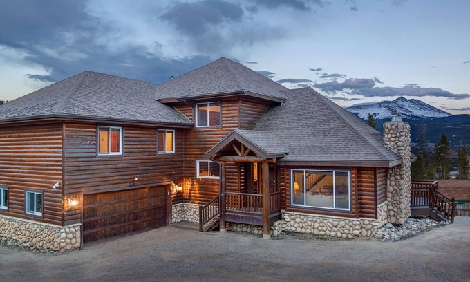 Breckenridge House | Ski Pole Lodge - Log home that Sleeps 14!