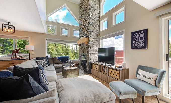 Big White Ski Resort House | Ski To/From, 5 Bedroom, Hot Tub, Walk to Village Chalet.