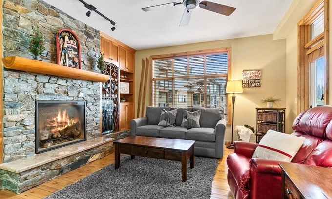 Big White Ski Resort Apartment | Ski Ya Later! | Private Hot Tub & Ski In/Ski Out