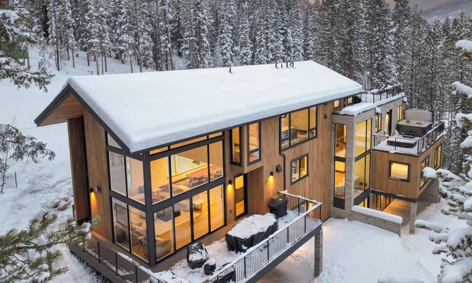 Copper Mountain House | Skibakken Chalet: Ski-in/out, Panoramic Deck Views, Hot Tub, Spa w/Sauna