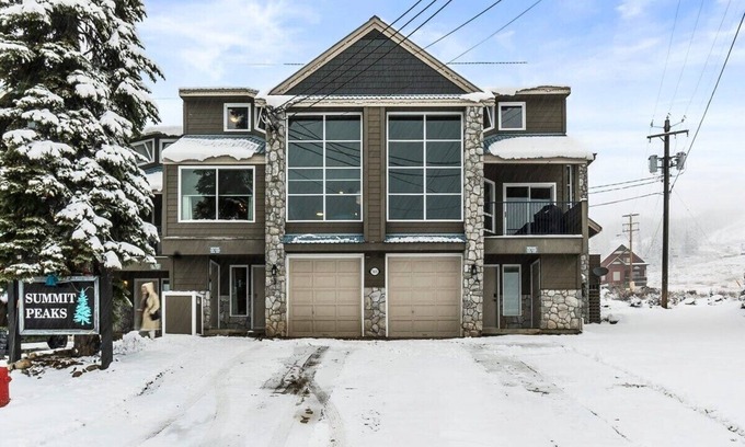 Big White Ski Resort Ski Chalet | Skiers' Doorstep | Priv. Hot Tub & Ski In/Ski Out