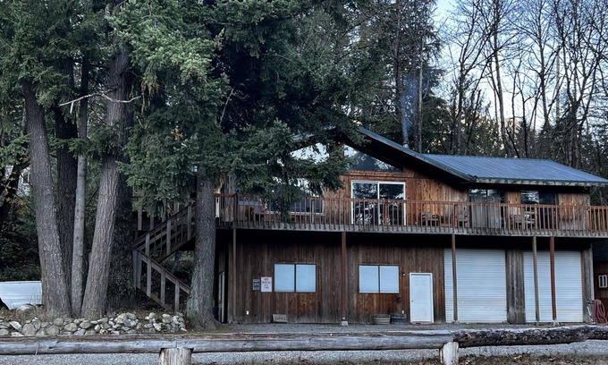 Gold Bar Cabin | Skiiers Paradise and Rustic Ranch house
