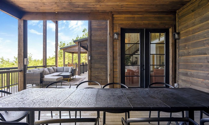 Broken Bow Cabin | Sky Dive – HEATED SWIMMING POOL, Hot Tub, Pool Table, Mountain Views